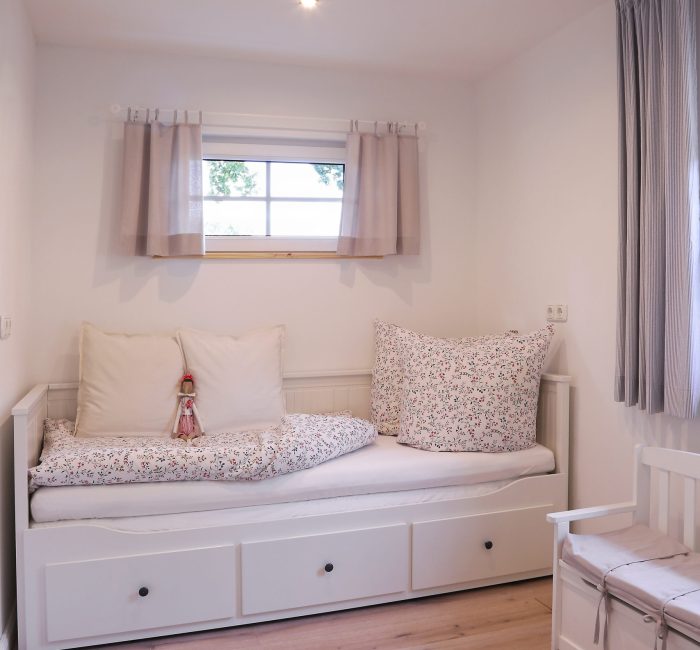 Kinderzimmer mit ausziehbarem Bett