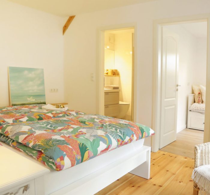 Schlafzimmer mit Zugang zu Bad und Kinderzimmer